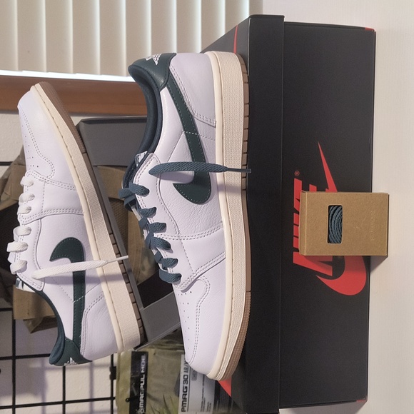 Air Jordan 1 Low OG Oxidized Green Size 11 Wmns/ Mens 9.5 - Picture 3 of 11